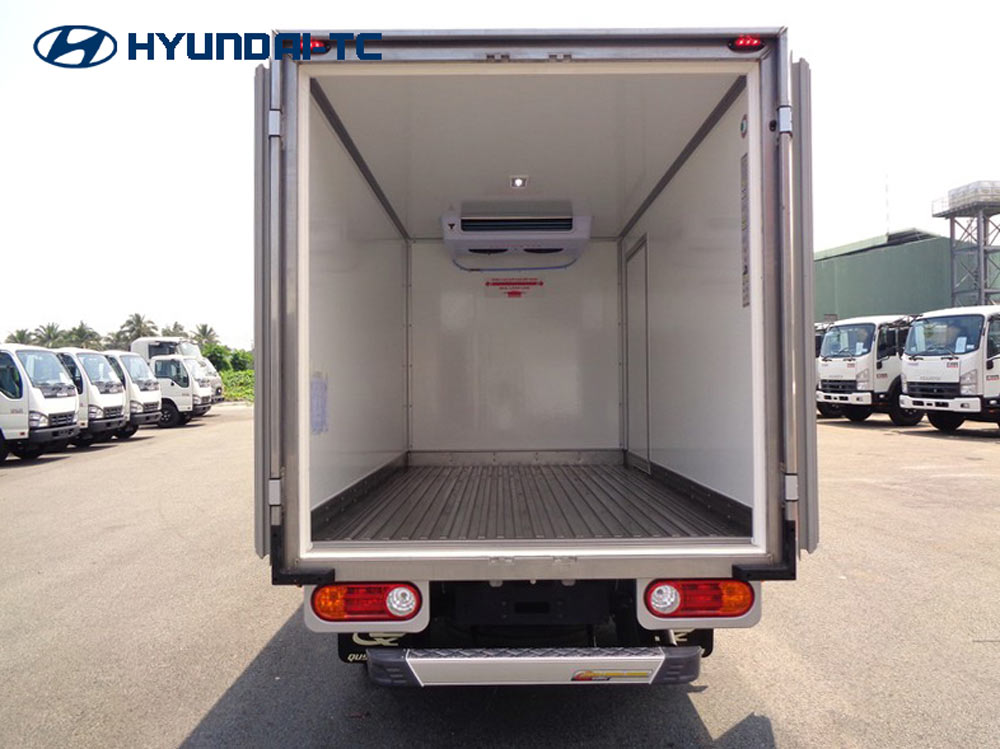 ben_trong_thung_dong_lanh_xe_h150