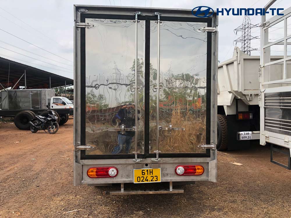 phia_sau_thung_kin_xe_h150