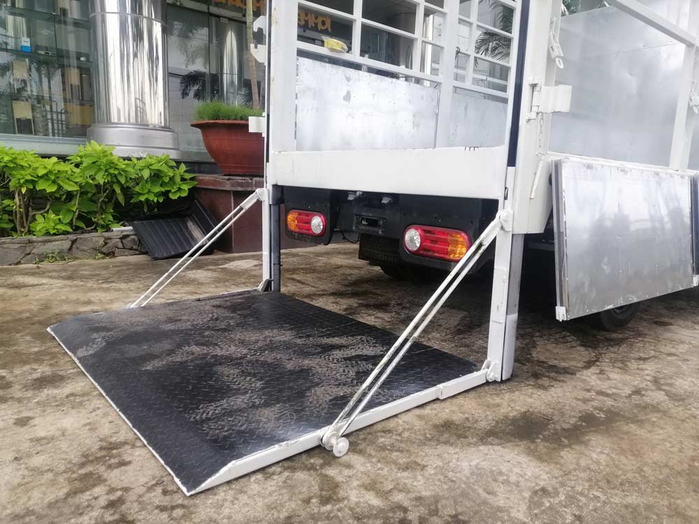 Xe tải Hyundai 1.5 tấn H150 thùng mui bạt bửng nâng