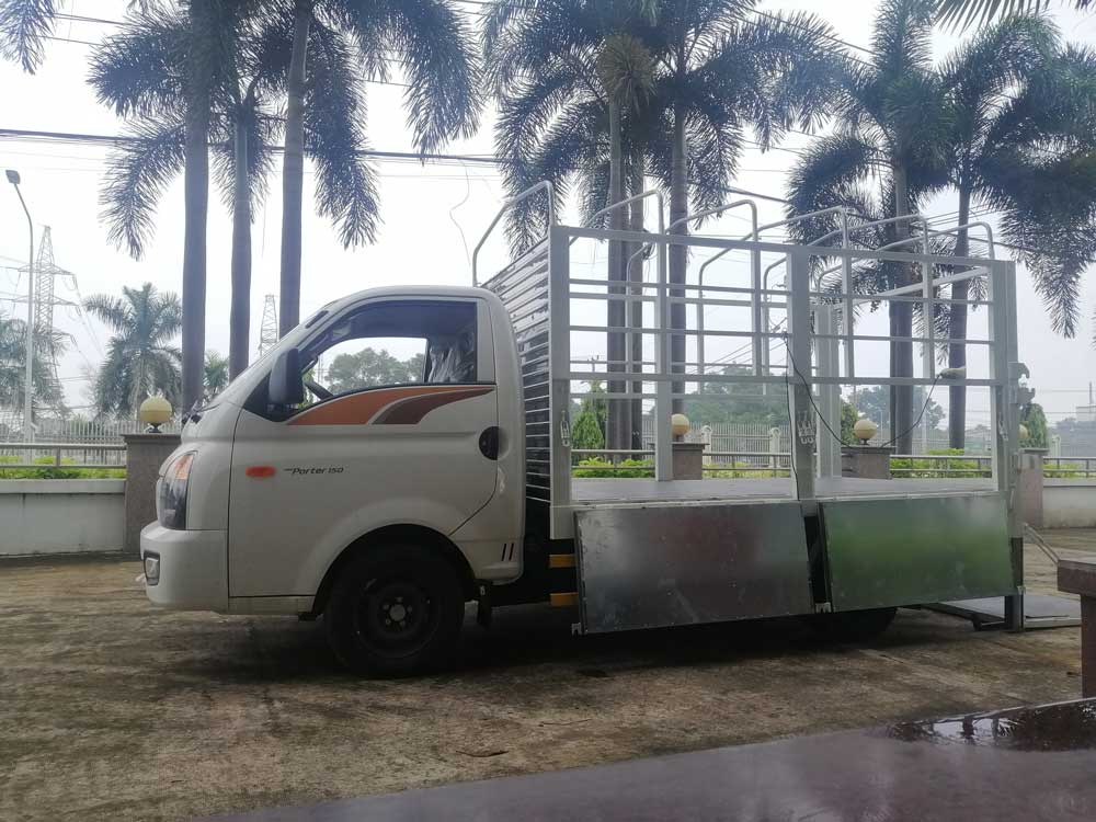 Xe tải Hyundai 1.5 tấn H150 thùng mui bạt bửng nâng