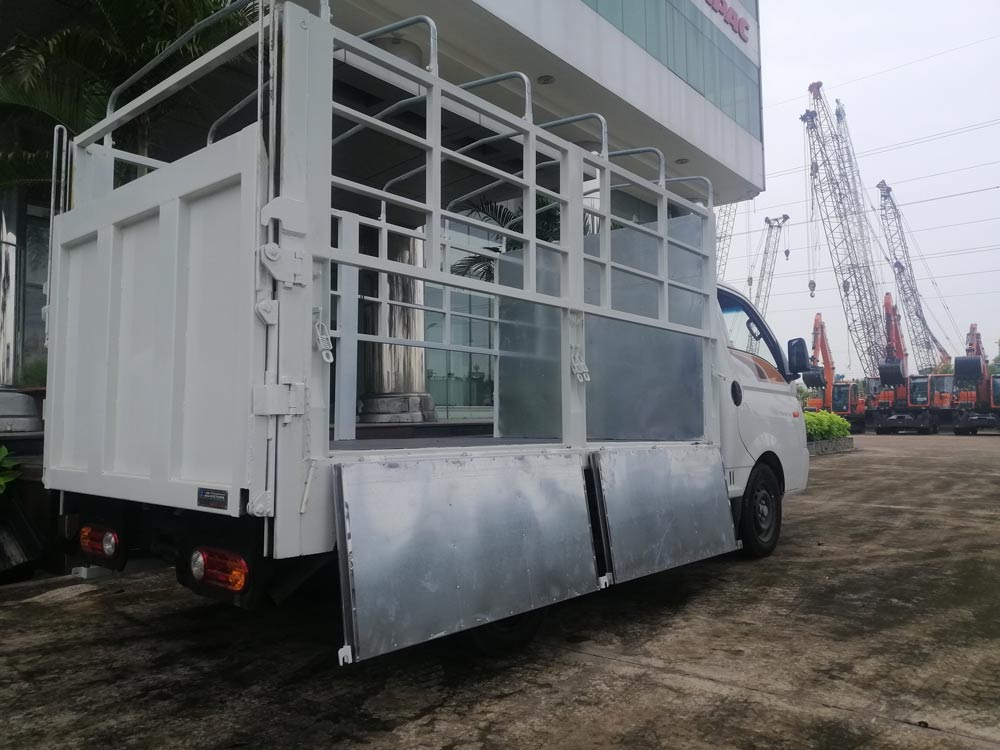 Xe tải Hyundai 1.5 tấn H150 thùng mui bạt bửng nâng