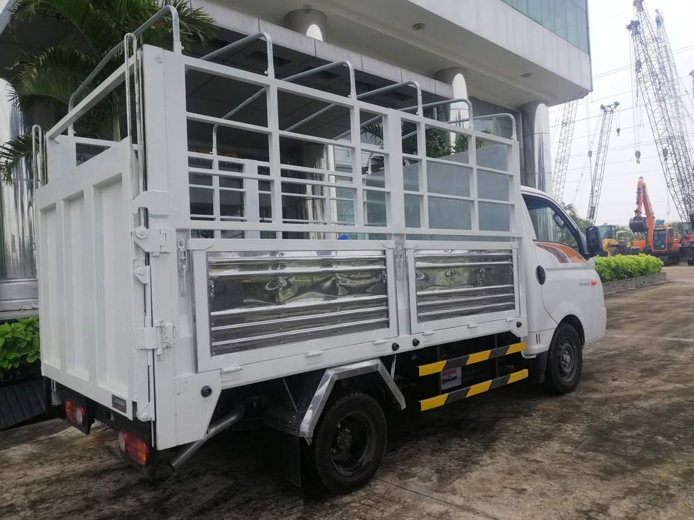 Xe tải Hyundai 1.5 tấn H150 thùng mui bạt bửng nâng