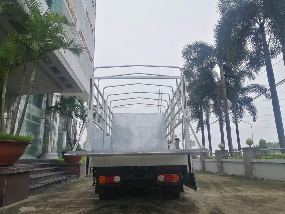 Xe tải Hyundai 1.5 tấn H150 thùng mui bạt bửng nâng