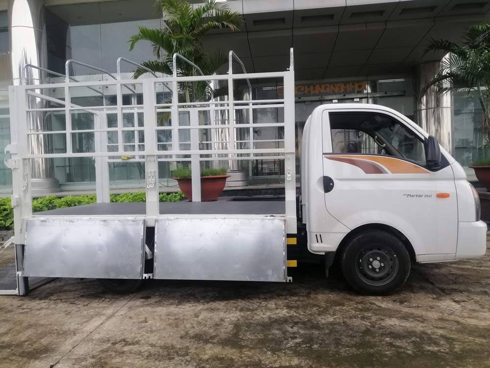 Xe tải Hyundai 1.5 tấn H150 thùng mui bạt bửng nâng
