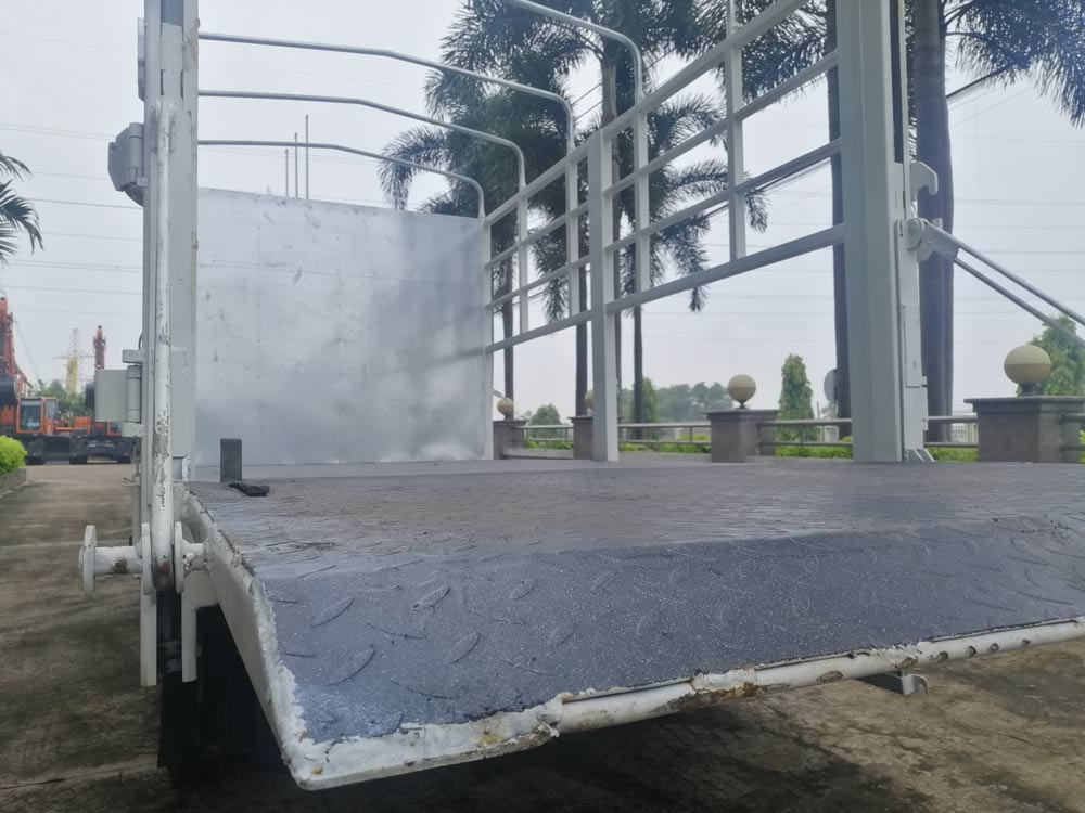 Xe tải Hyundai 1.5 tấn H150 thùng mui bạt bửng nâng