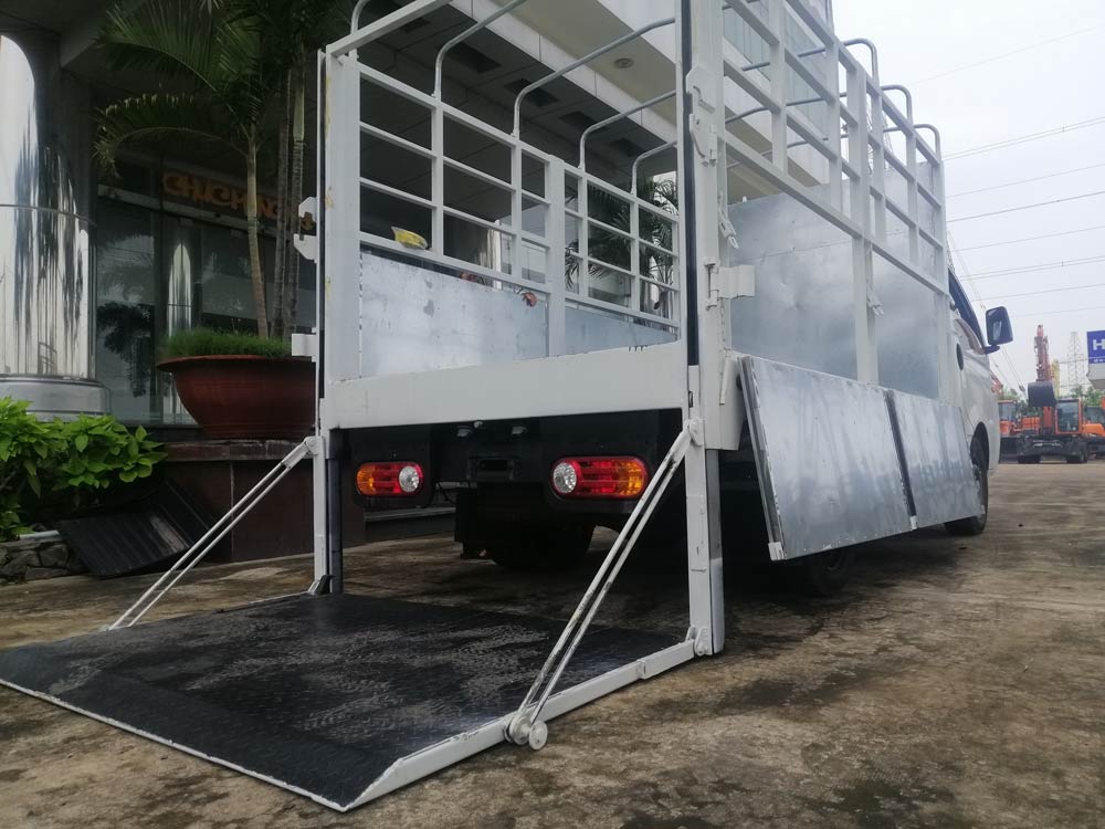 Xe tải Hyundai 1.5 tấn H150 thùng mui bạt bửng nâng