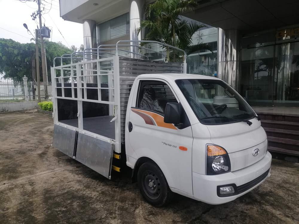 Xe tải Hyundai 1.5 tấn H150 thùng mui bạt bửng nâng