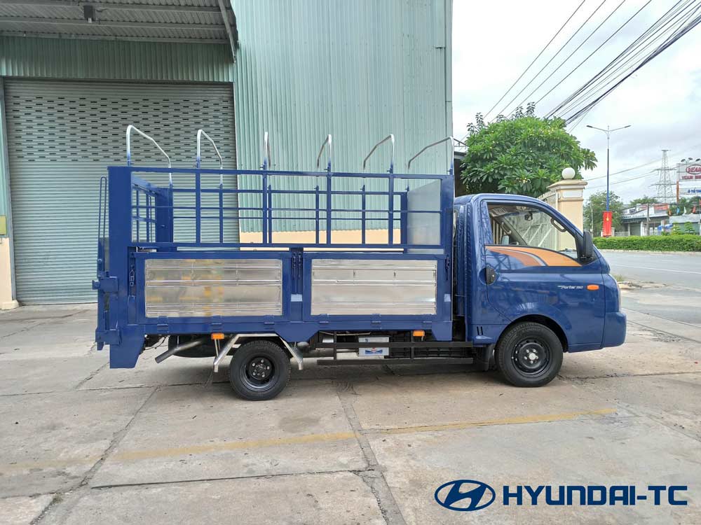 Xe tải Hyundai 1.5 tấn H150 thùng mui bạt bửng nâng