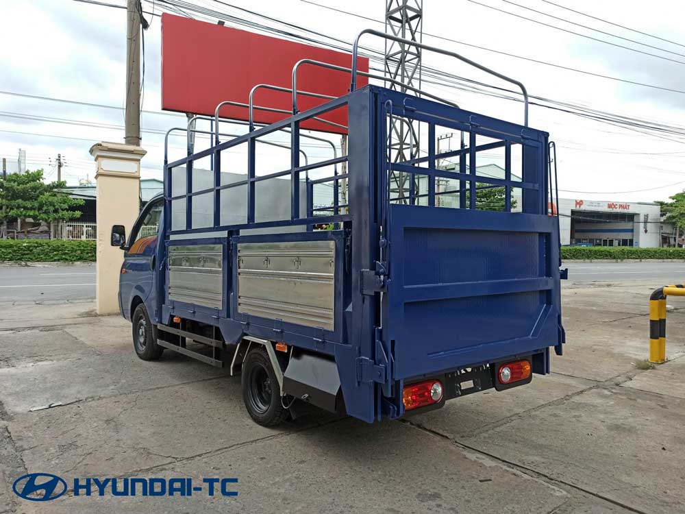 Xe tải Hyundai 1.5 tấn H150 thùng mui bạt bửng nâng