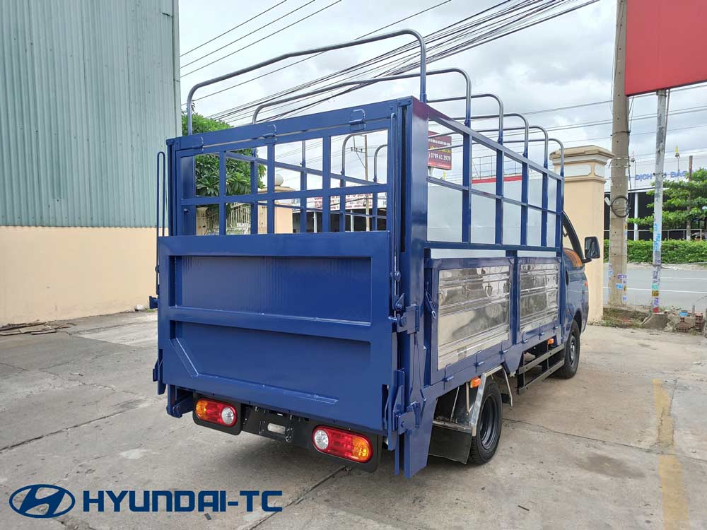 Xe tải Hyundai 1.5 tấn H150 thùng mui bạt bửng nâng