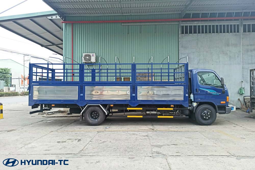 Giá xe tải 7 tấn Hyundai Mighty 110XL thùng bạt có bửng nâng
