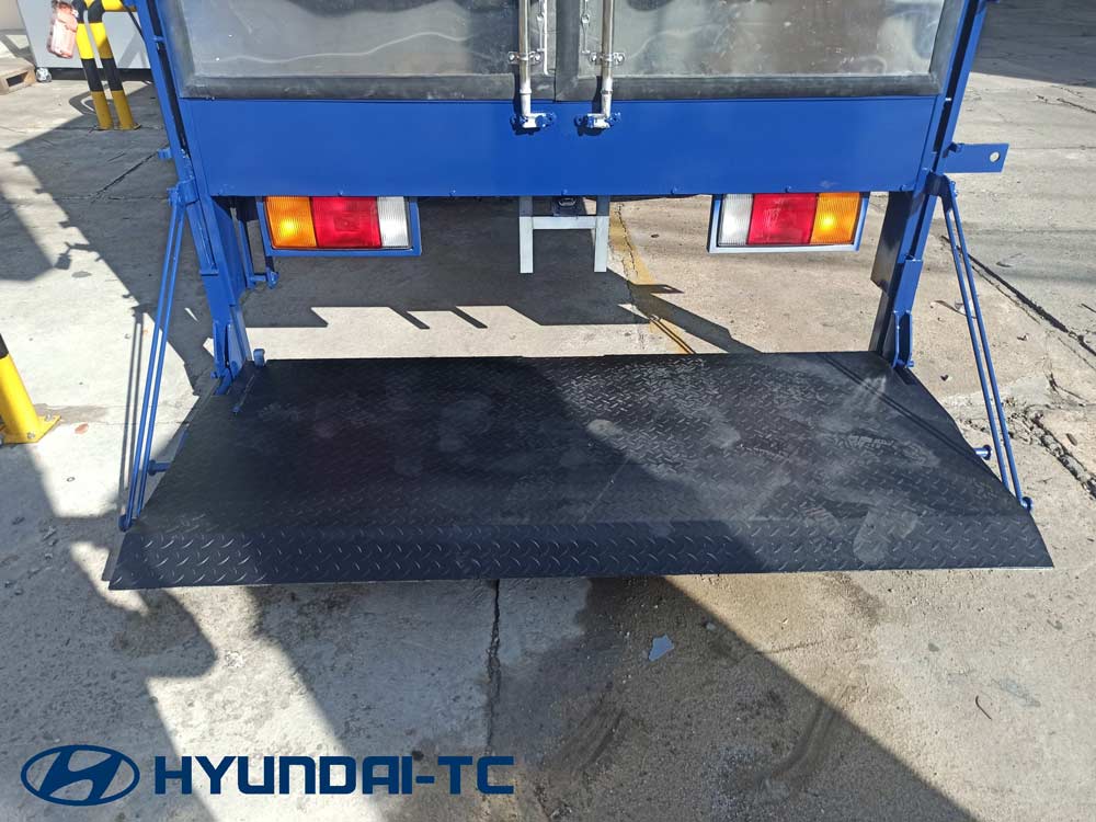 Xe tải thùng kín bửng nâng 7 tấn Hyundai Mighty 110XL
