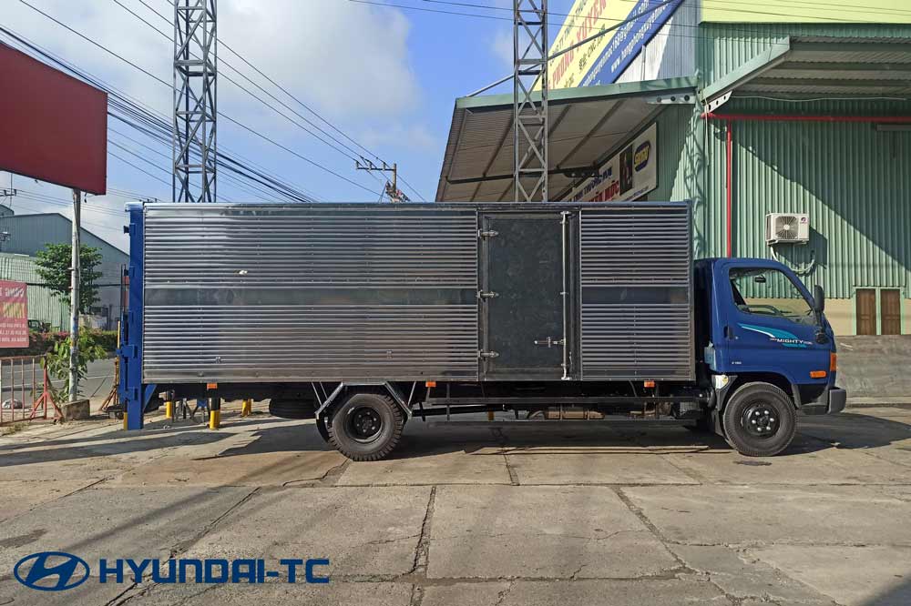 Xe tải thùng kín bửng nâng 7 tấn Hyundai Mighty 110XL