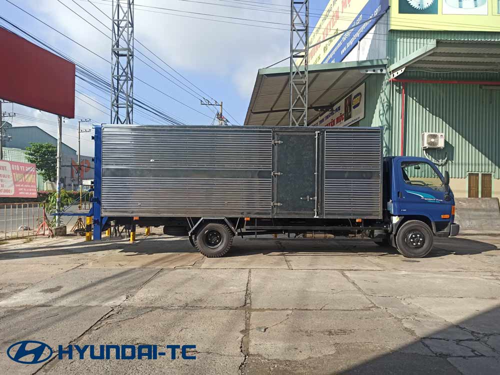 Xe tải thùng kín bửng nâng 7 tấn Hyundai Mighty 110XL