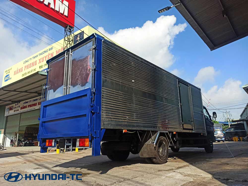 Xe tải thùng kín bửng nâng 7 tấn Hyundai Mighty 110XL